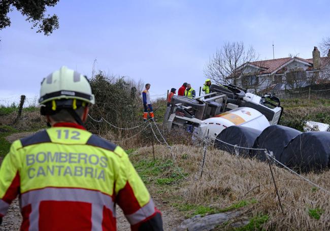 Los bomberos acuden al siniestro de un camión que transporta mercancías peligrosas.