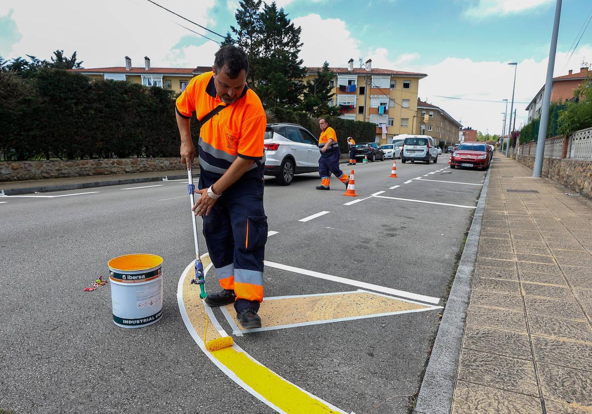 Uno de los 23 primeros peones de Torrelavega realiza mejoras en la pintura viaria tras realizar el curso de prevención de riesgos.