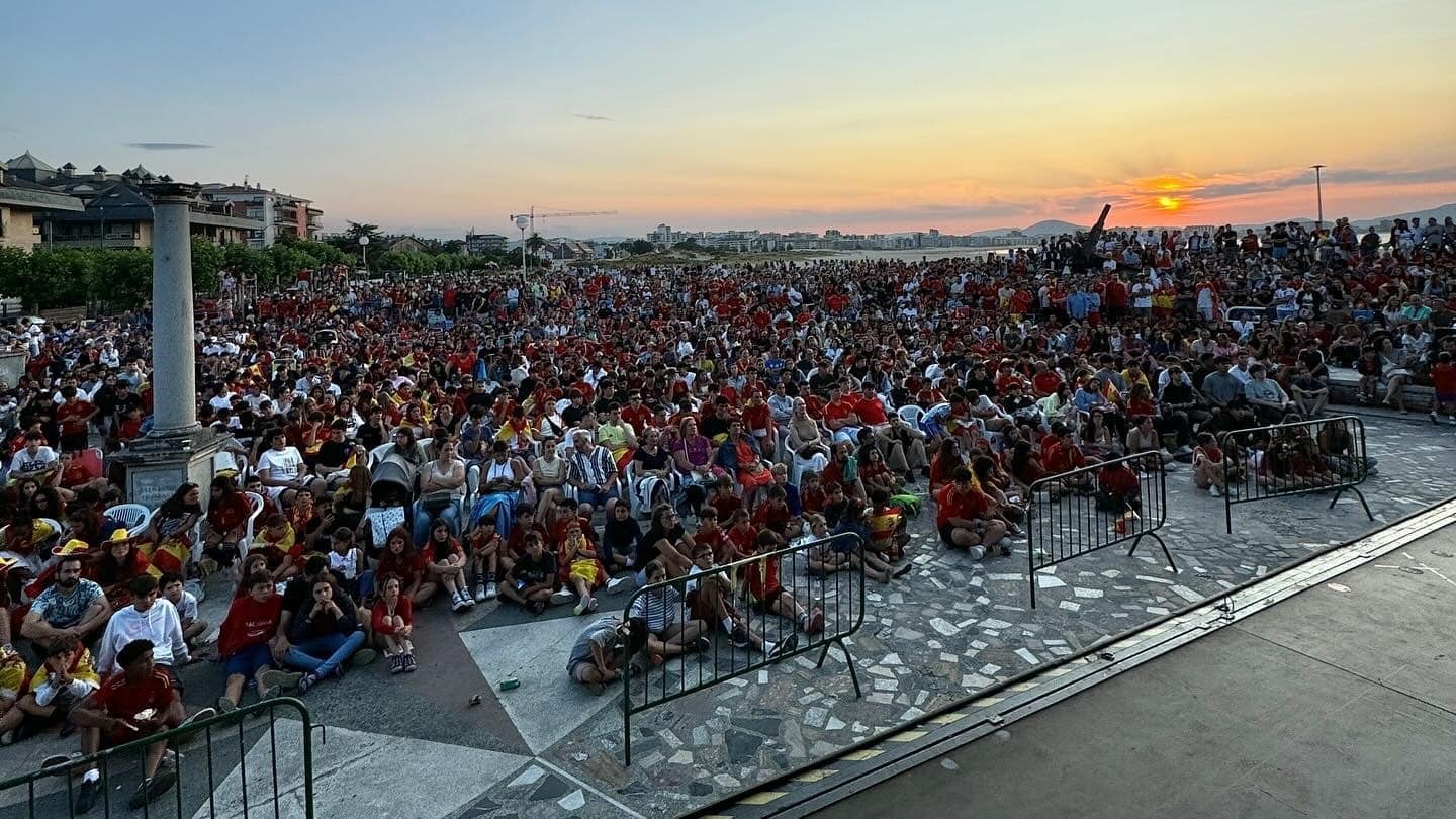 Miles de personas se concentraron en la villa pejina para seguir la final y celebrar la victoria de España en la Eurocopa.