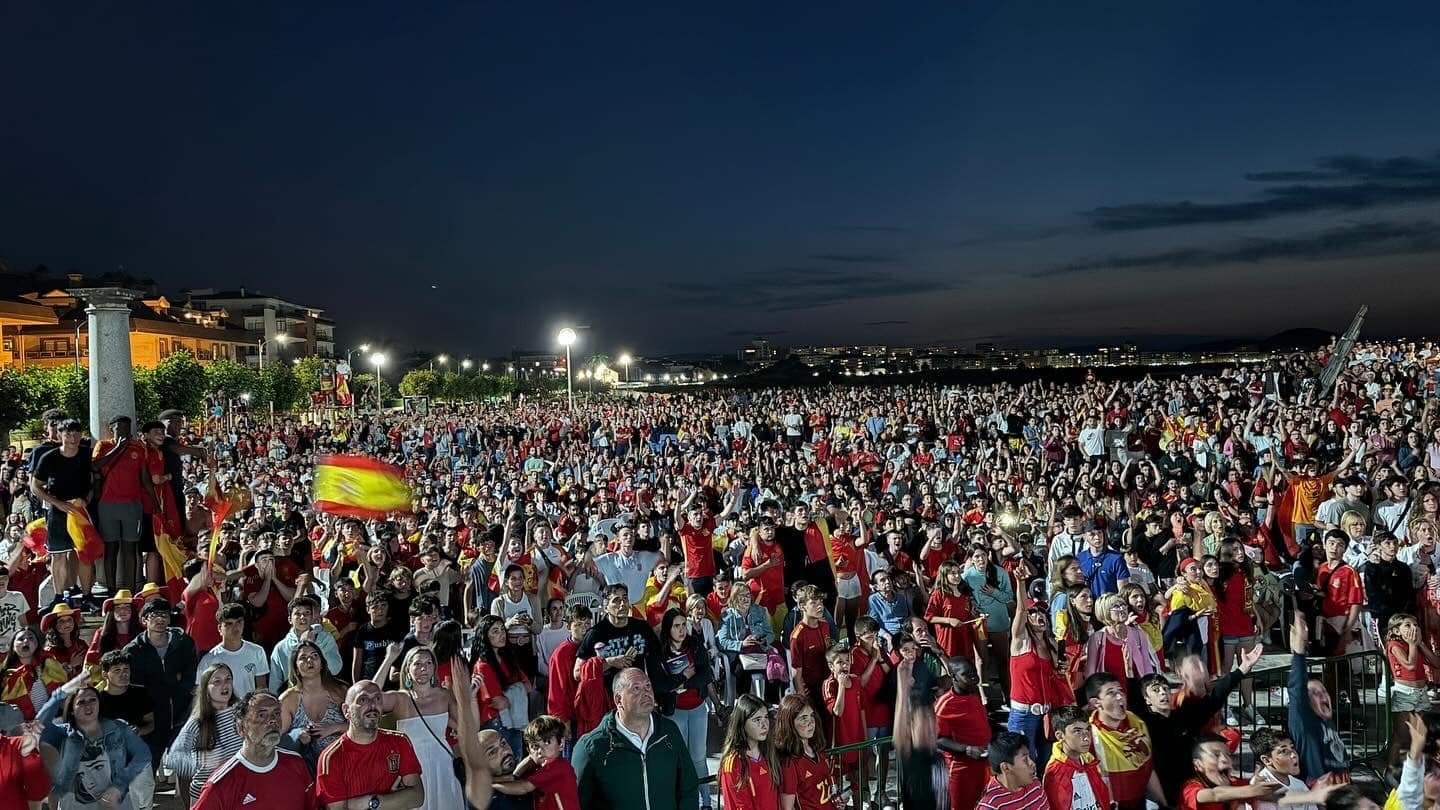 Miles de personas se concentraron en la villa pejina para seguir la final y celebrar la victoria de España en la Eurocopa.