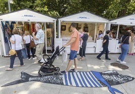 Puestos en una edición anterior del mercadillo marinero.