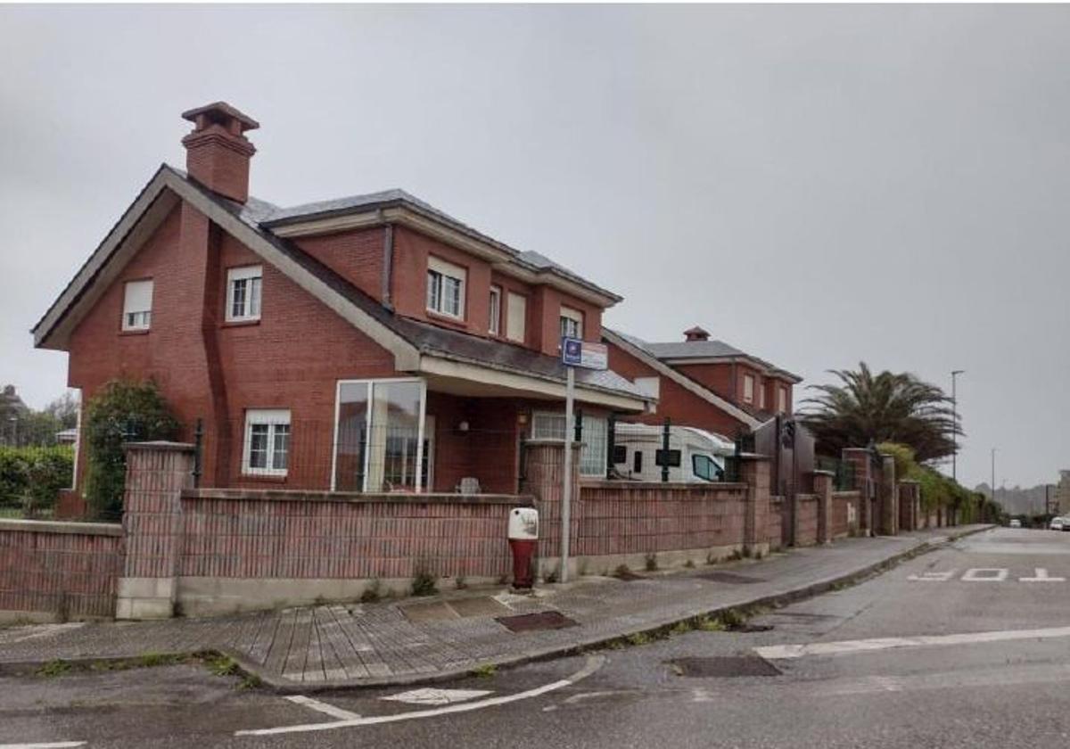 La urbanización, ubicada en el pueblo de Liencres, está en el entorno de la playa de Cerrias.