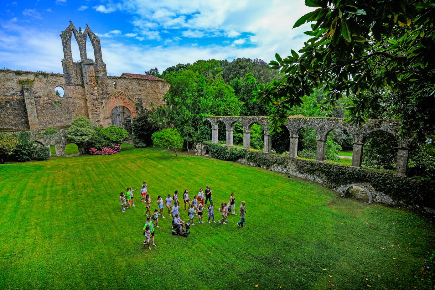 Vista general de las ruinas del Convento de San Luís con la espadaña de su iglesia al fondo