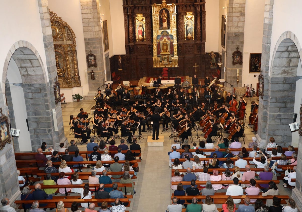 Imagen principal - El concierto celebrado en Potes fue seguido por mucho público que disfrutaron con las piezas musicales interpretadas