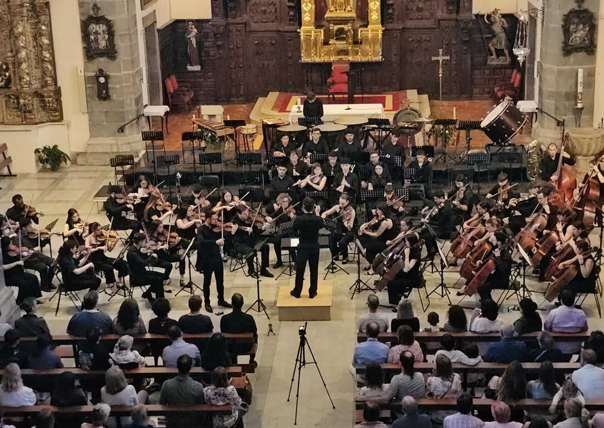 Imagen secundaria 1 - El concierto celebrado en Potes fue seguido por mucho público que disfrutaron con las piezas musicales interpretadas