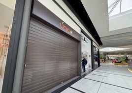 El local situado en el centro comercial de Valle Real, en Camargo, lleva desde el sábado con las persianas bajadas.