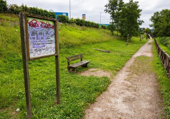 Cartel del Parque Intergeneracional de Torrelavega, junto al río Saja-Besaya, al norte de la ciudad.