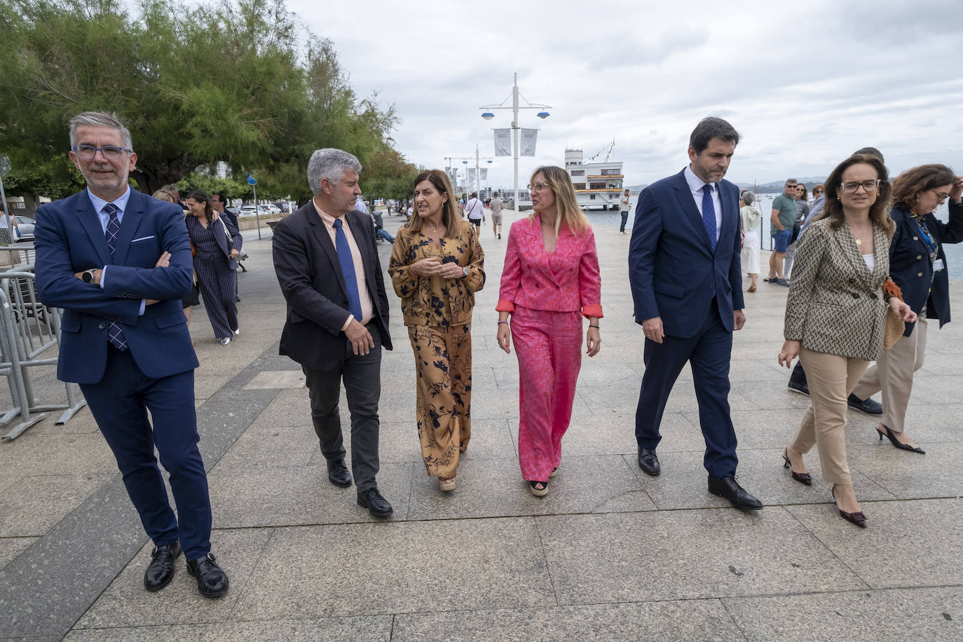 César Díaz, presidente del Puerto, Miguel Ángel Oliver, presidente de Efe, María José Saénz de Buruaga, presidenta de Cantabria, Eugenia Gómez de Diego, delegada del Gobierno, Francico Rodríguez, CEO de Redes de EDP, y Margarita Rojo, primera teniente de alcalde de Santander. 