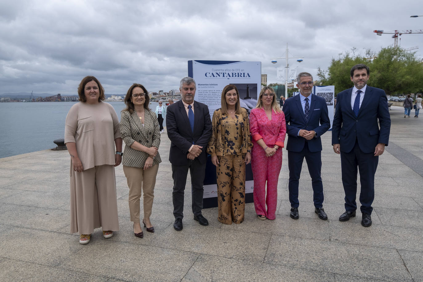 Maru García Robles, delegada de la Agencia Efe en Cantabria, Margarita Rojo, primera teniente de alcalde de Santander, Miguel Ángel Oliver, presidente de Efe, María José Saénz de Buruaga, presidenta de Cantabria, Eugenia Gómez de Diego, delegada del Gobierno, César Díaz, presidente del Puerto y Francisco Rodríguez, CEO de Redes de EDP.