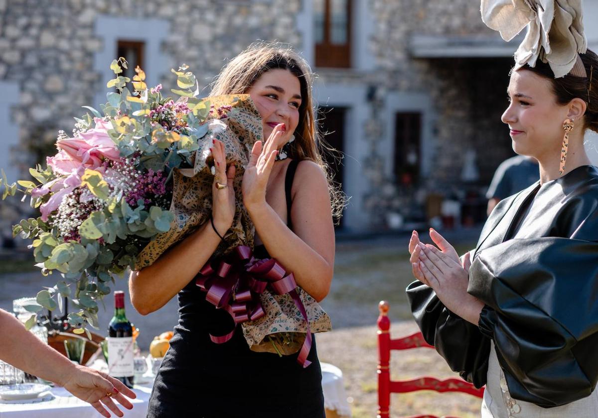 María Castanedo recogiendo un ramo de flores tras el desfile.