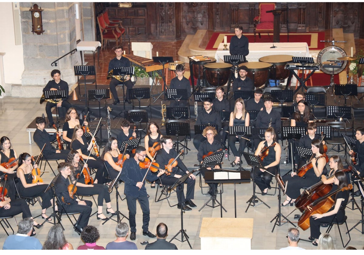 El prestigioso violinista Kamran Omarli durante un momento de su interpretación.