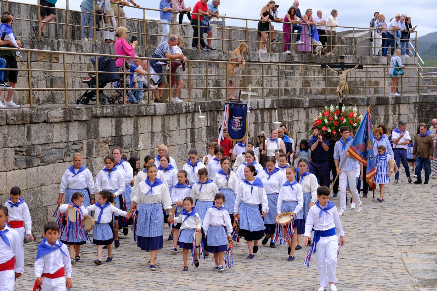 Tras la bendición el patrón de los pescadores de Comillas subió del muelle a la parroquia acompañado por el grupo de picayos y pandereteras comillanos amenizados por la banda Unión musical La Galerna de Santander. 