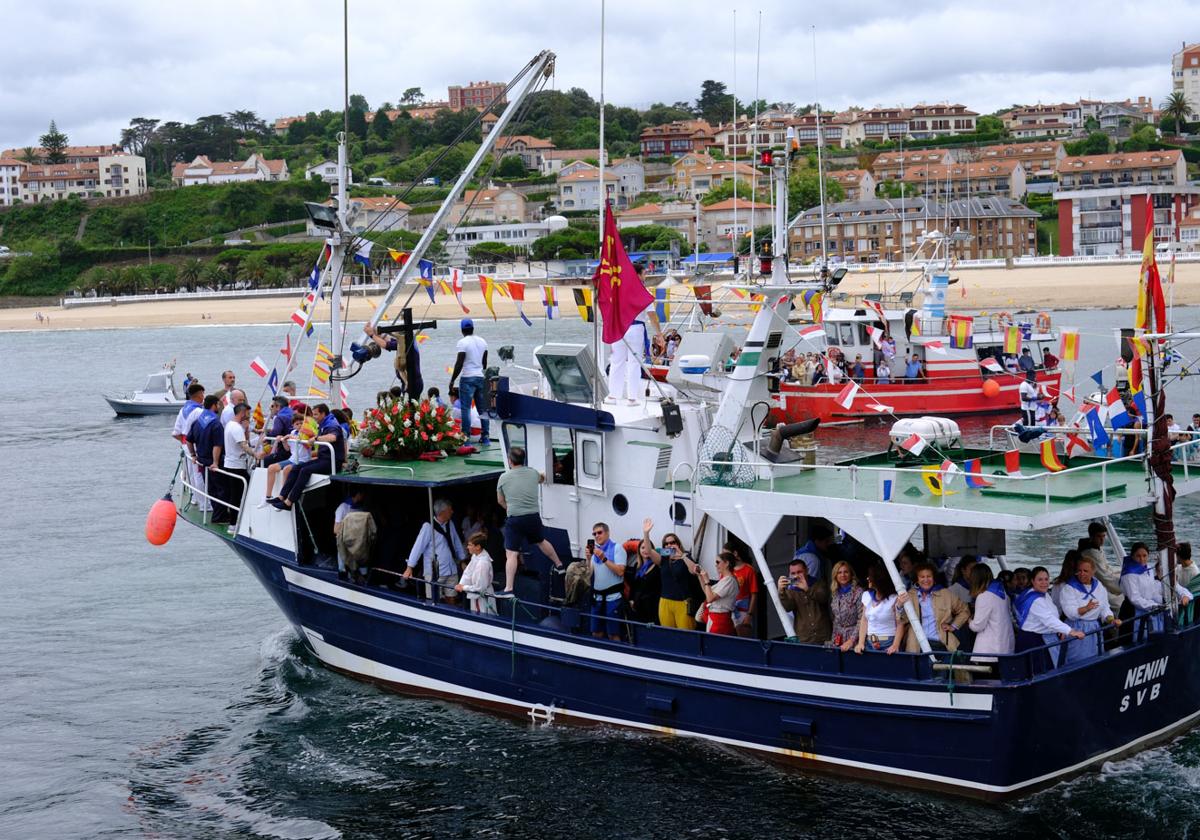 El Santo Cristo del Amparo vuelve al mar en Comillas