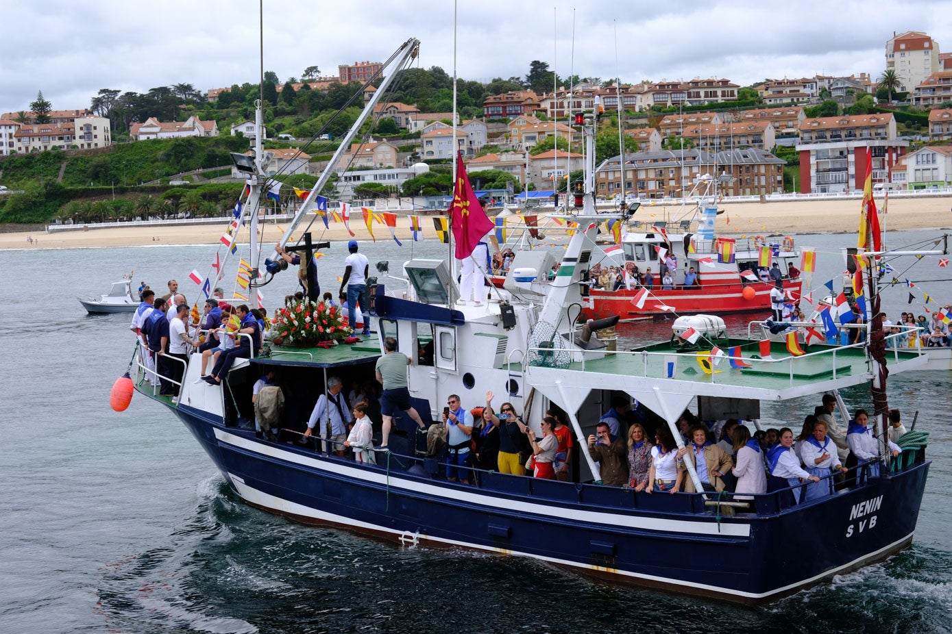 El Santo Cristo del Amparo ya embarcado parte del muelle