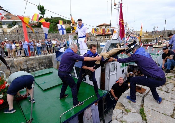 El Santo Cristo del Amparo vuelve al mar en Comillas