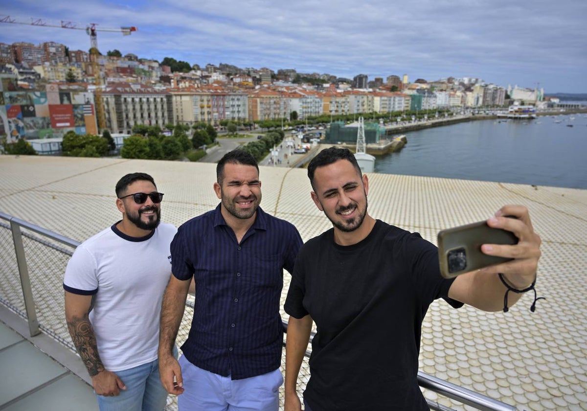 Tres amigos se sacan una foto en la azotea del Centro Botín, todo un imán turístico.