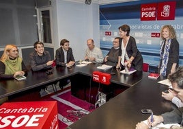 Año 2011. Reunión de la Ejecutiva del PSOE, con DoloresGorostiaga, Pedro Casares y Pablo Zuloaga, entre ellos, paraanalizar los resultados de las elecciones autonómicas.