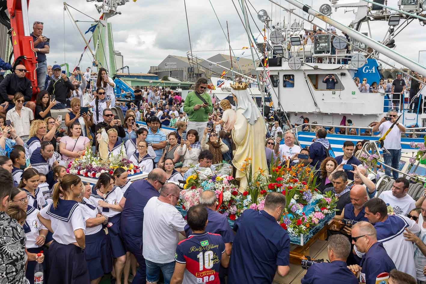 Un pesquero dio un paseo a la Virgen. 