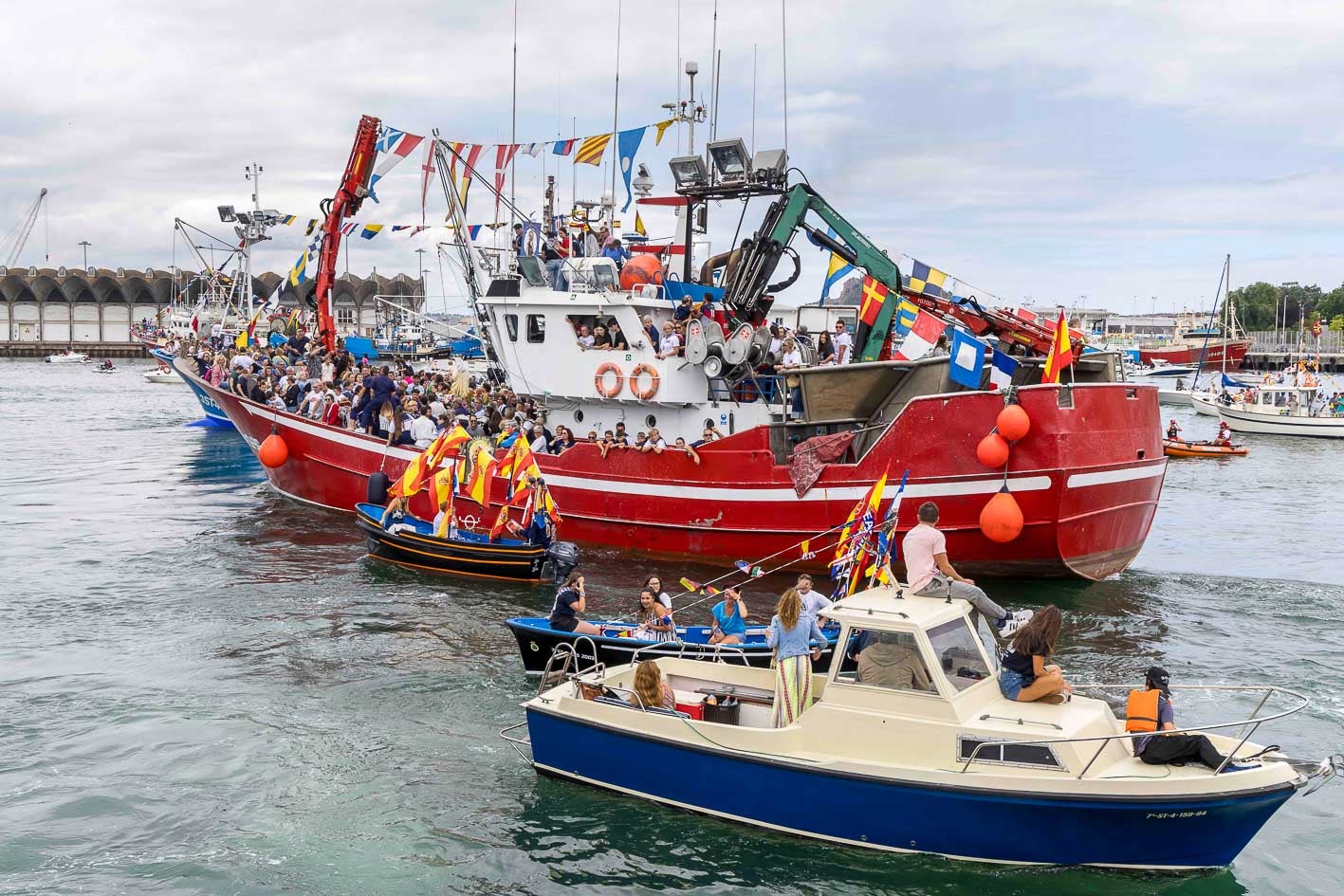 La tradicional vuelta por el mar de la fiesta. 