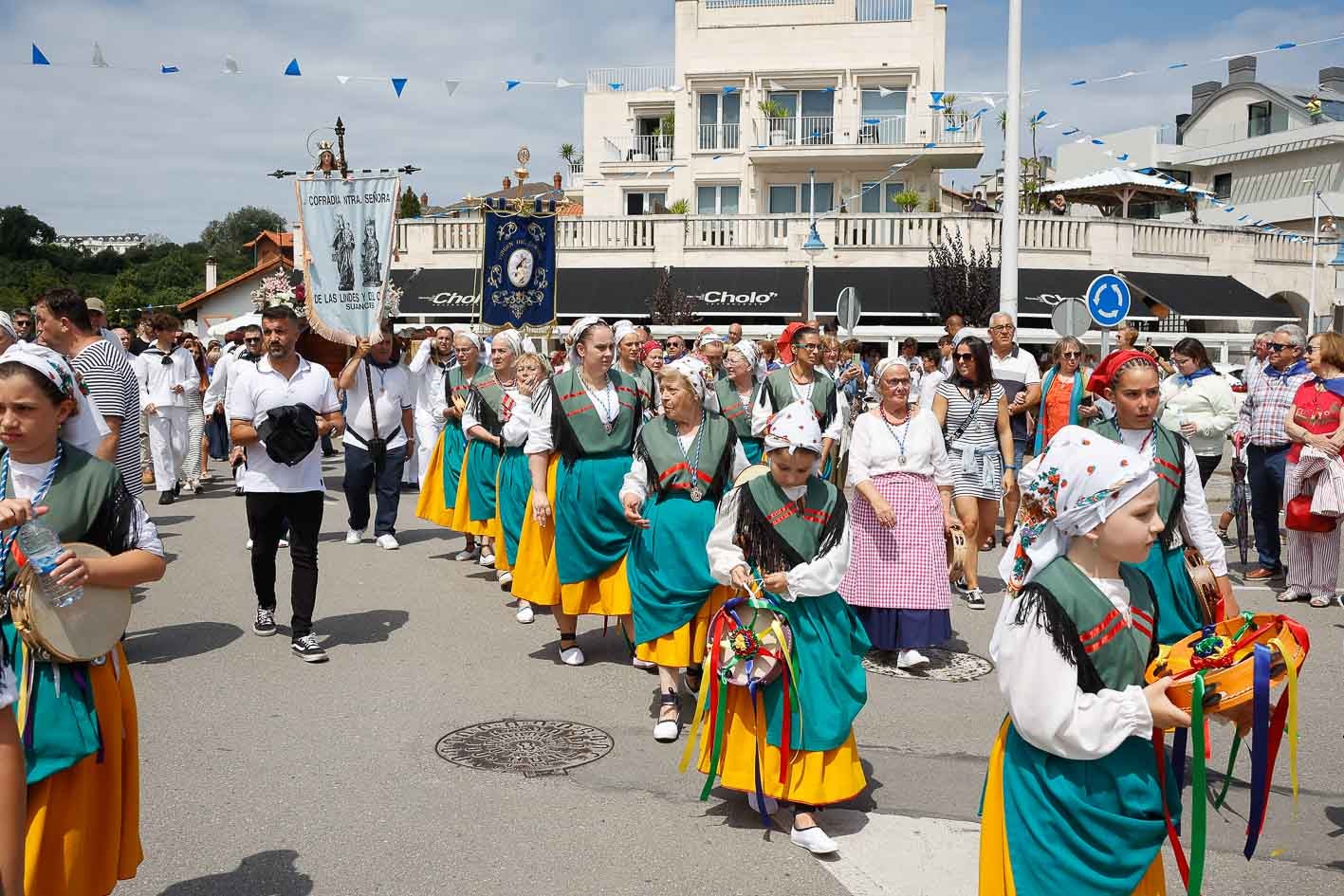 La Cofradía de Nuestra Señora de las Lindres ha acompañado a la virgen durante la procesión terrestre. 