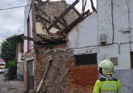 Derrumbe de vivienda desahabitada en el bario El Campo de Meruelo.