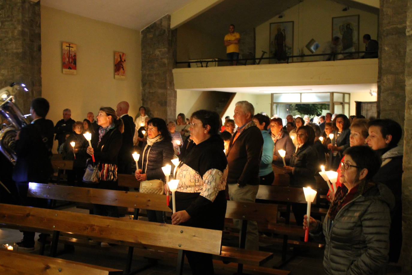 Antes de comenzar la procesión, se realizó una lectura en la capilla de Nuestra Señora del Carmen, además de repartir las velas entre los devotos.