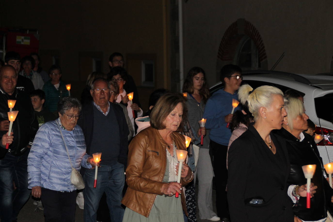 Muy pocos acompañaban la procesión sin velas.