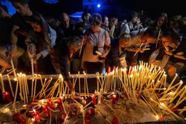 Decenas de personas, venidas de diferentes rincones de la región, dejando su vela en el velorio situado en uno de los laterales de la ermita de Revilla de Camargo