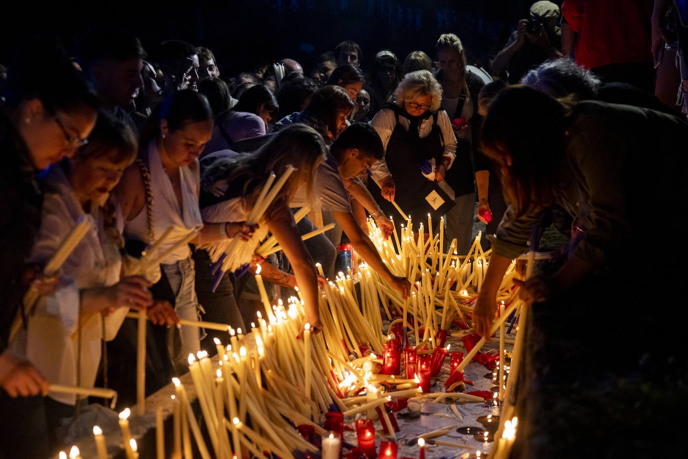 Un grupo de fieles de la Virgen del Carmen buscan hueco para dejar su ofrenda.