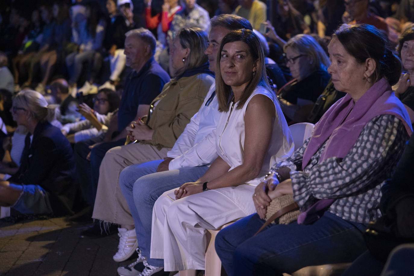 La presidenta del Gobierno de Cantabria, María José Sáenz de Buruaga, muy atenta a lo que sucedía. 