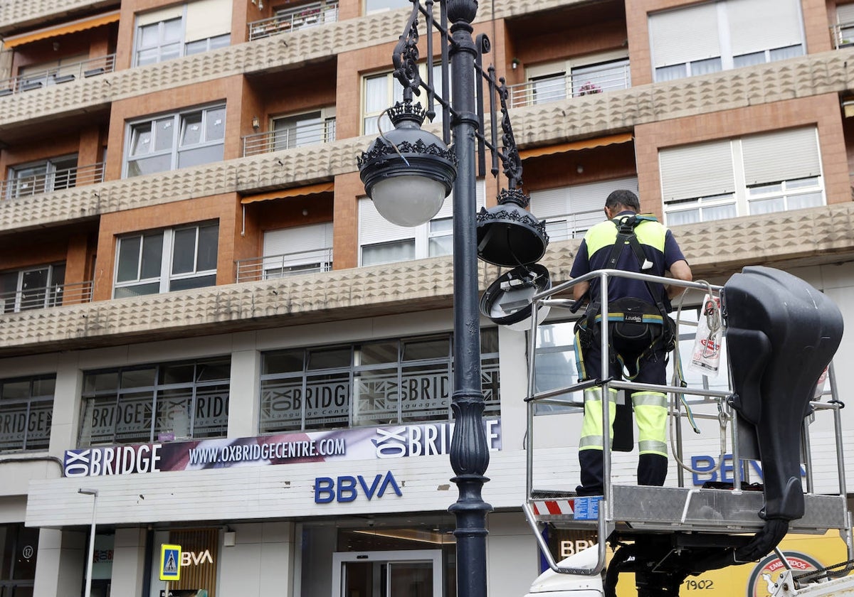 Un operario repara una farola, el año pasado, en el Bulevar Demetrio Herrero de Torrelavega.