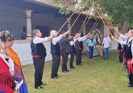 El coro Ronda La Encina abriendo camino a la Virgen del Carmen en la procesión celebrada este martes en el exterior de la ermita de Prezanes.