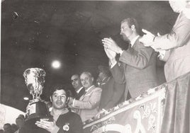 José Luis García, capitán del Racing, recibe el trofeo acreditativo del tercer puesto de manos del entonces príncipe Juan Carlos