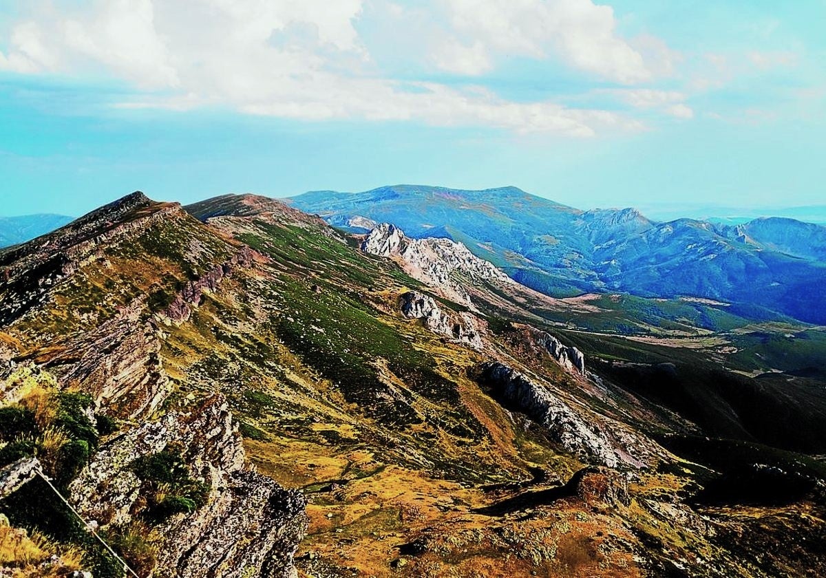 Espectaculares vistas desde el pico Tres Mares, con vertientes hacia el Cantábrico, el Atlántico y el Mediterráneo.