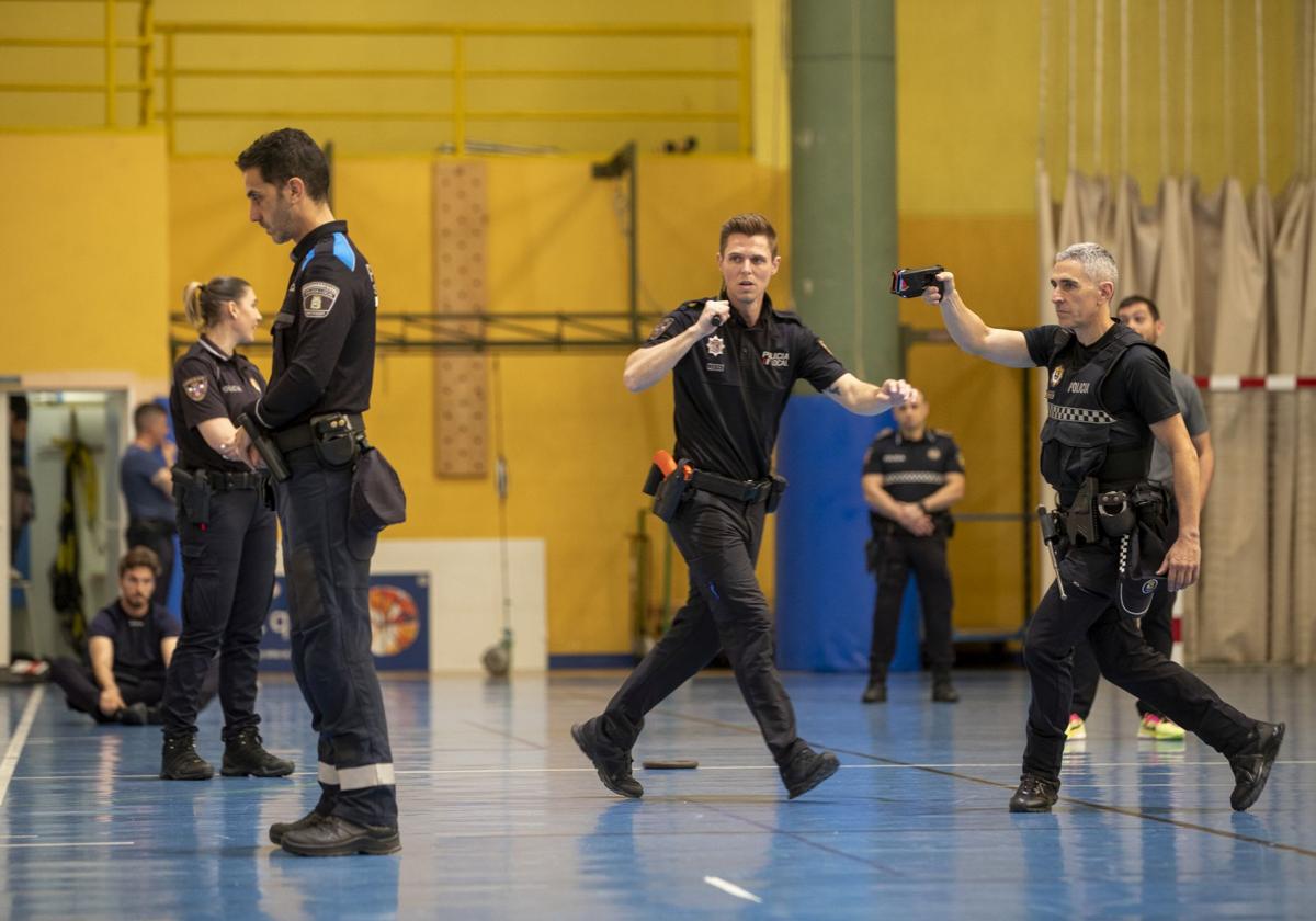 Policías Locales de Santander realizan un curso de formación en uso de pistolas eléctricas.