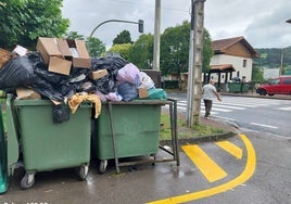 Bolsas de basura en los contenedores de Escalante.