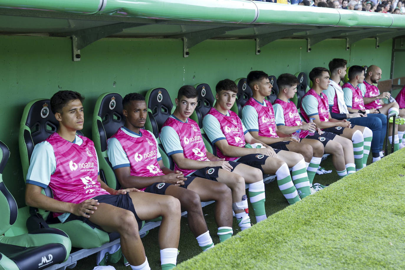 Los jugadores del Racing, sentados en el banquillo antes del partido frente al Alavés.