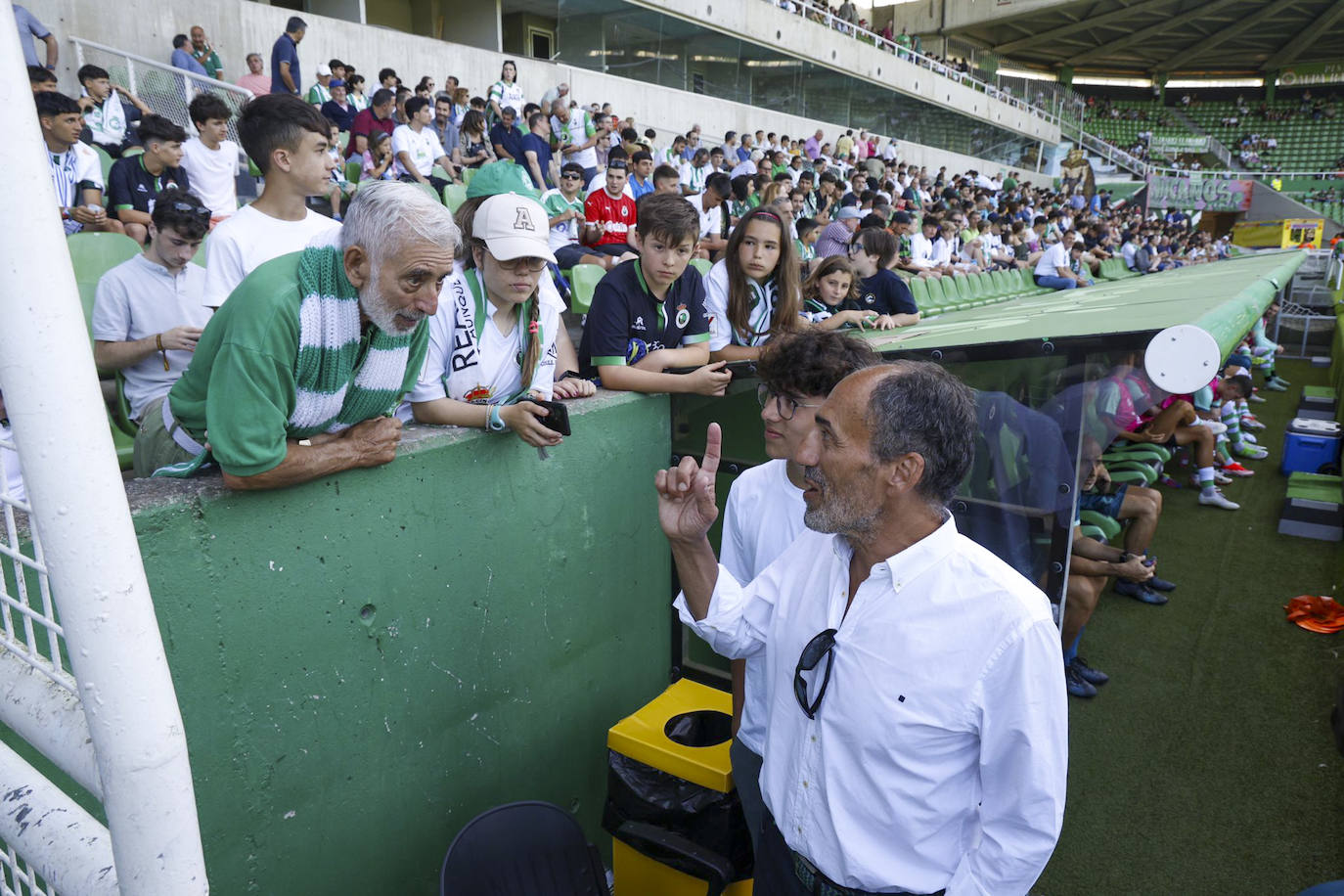 Sebastián Ceria conversa con Mauricio Gómez, el abonado número uno del Racing. 