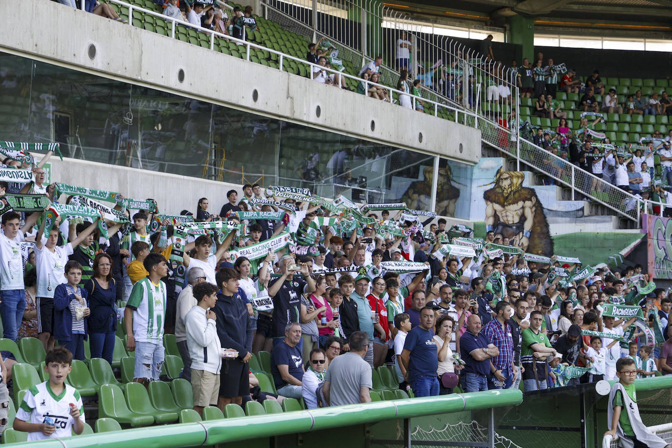 La afición verdiblanca recibió al equipo con la bufandas en alto. 