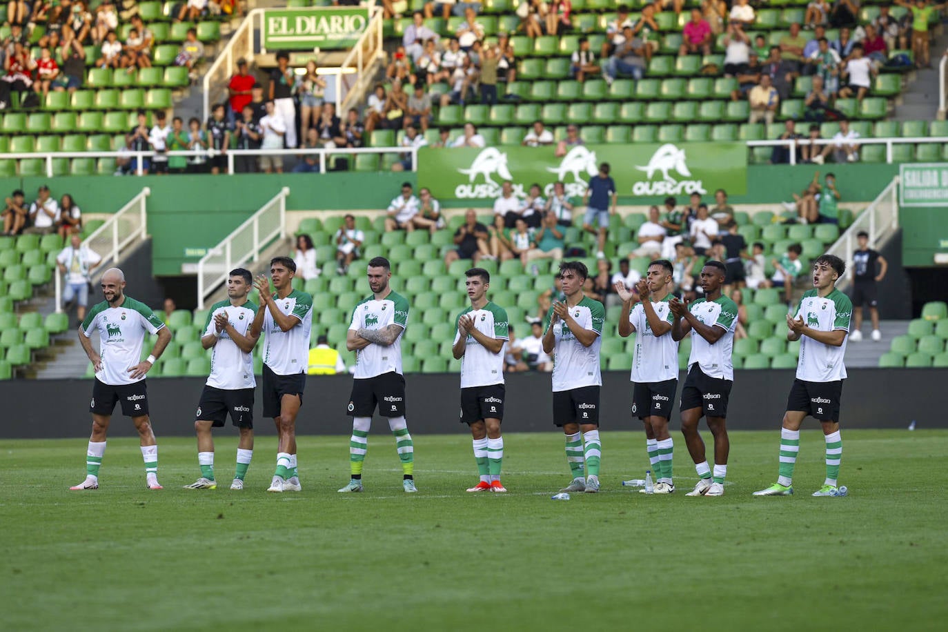 Los jugadores del Racing aplauden a su afición. 