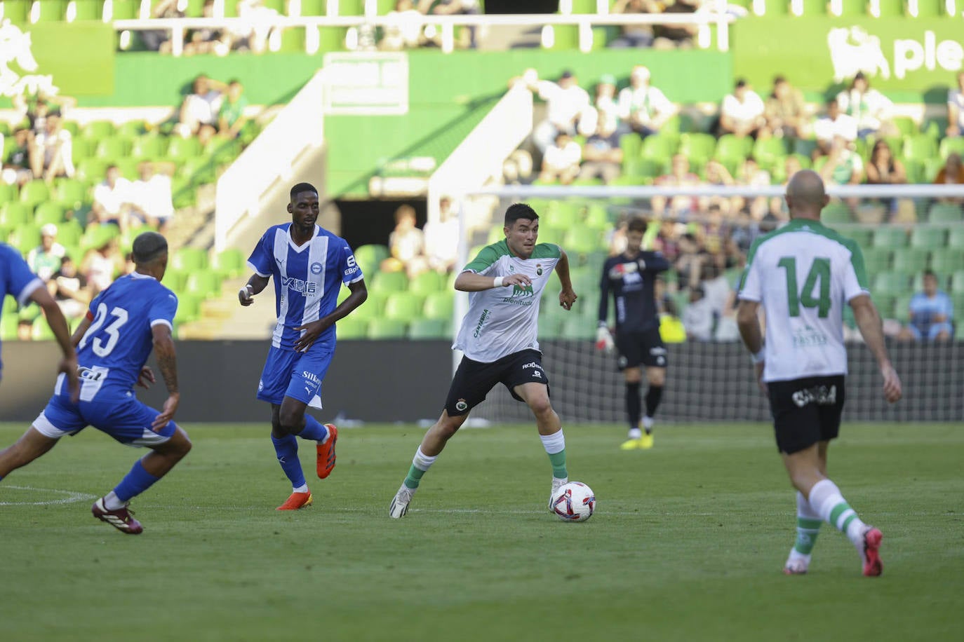 Aldasoro conduce el balón en El Sardinero. 