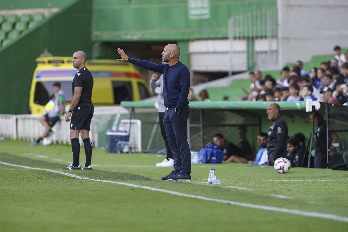 José Alberto da indicaciones a sus jugadores durante el partido. 