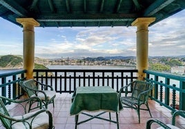 Vistas desde la terraza a la playa de la Concha. La vivienda está sobre la escultura de 'El Peine del Viento', de Chillida.