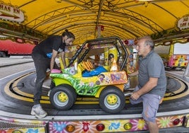 Un trabajador ayuda a José Manuel Nieto a colocar un coche del Scalextric.