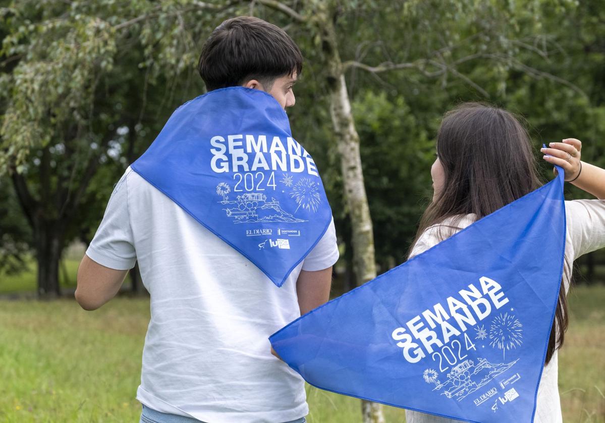 Una pareja de jóvenes con el pañuelo que regalará este viernes El Diario Montañés.