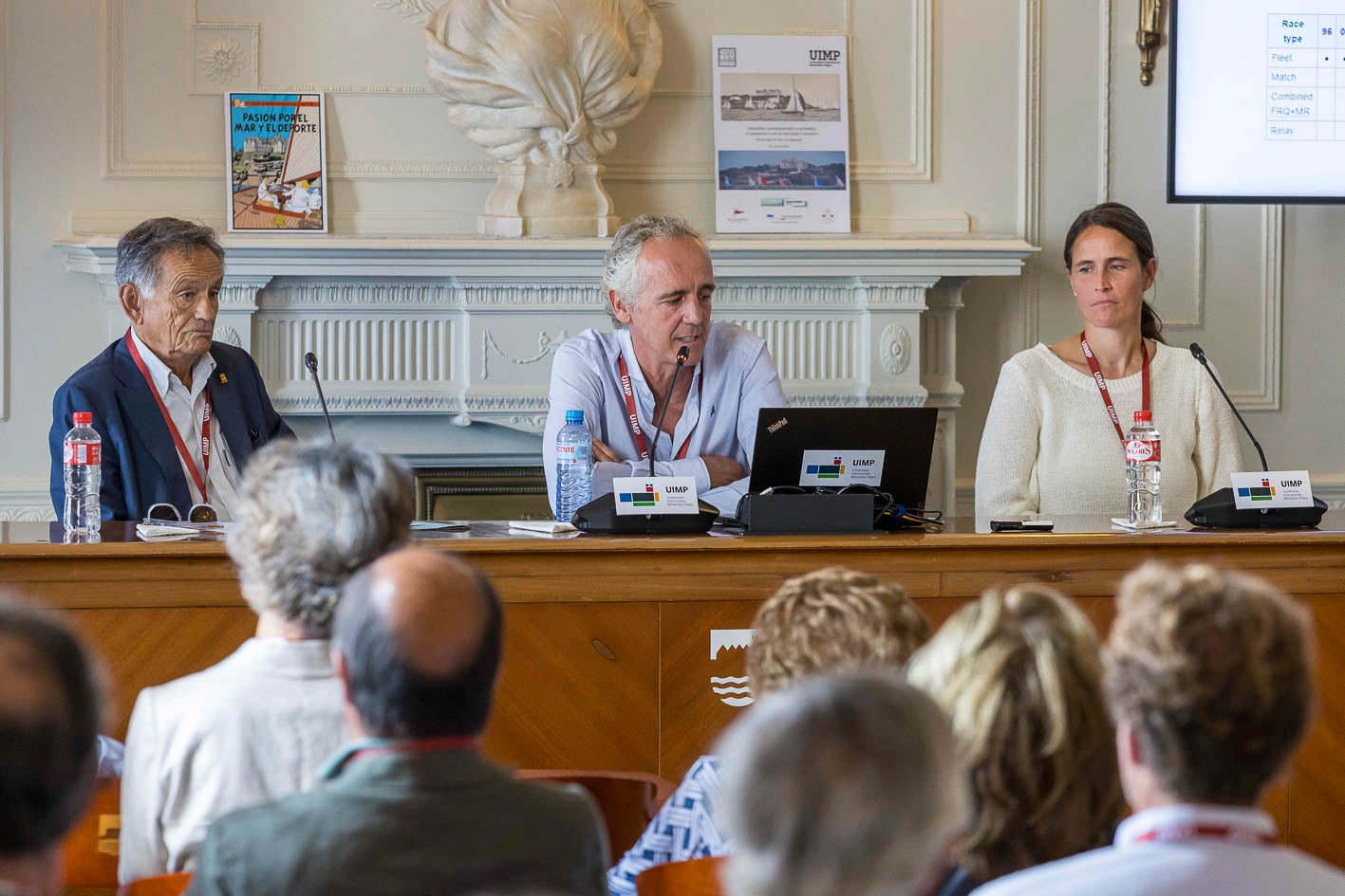 Pablo Galán, Santiago López-Vázquez  y Berta Betanzos, en la charla 'La vela en los Juegos Olímpicos, historia, evolución de los barcos, regatistas olímpicos  cántabros y la mujer en la vela olímpica'.