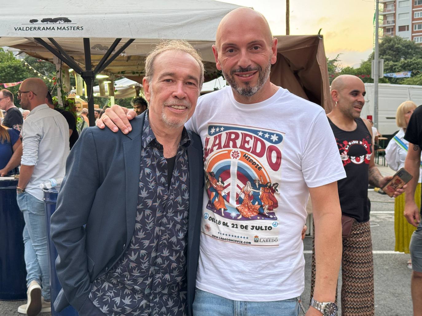 Imagen - El mítico cantante Nacho García Vega junto al alcalde de Laredo, Miguel González.