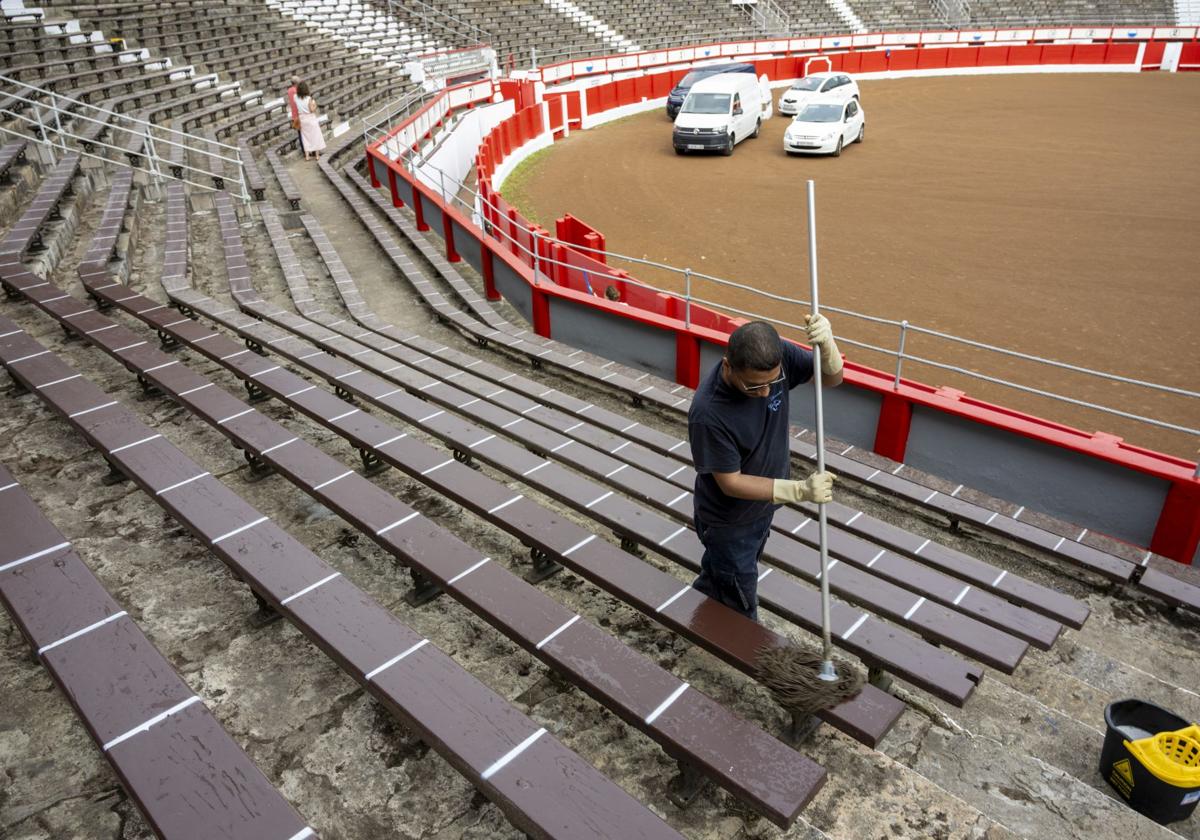 El coso de Cuatro Caminos se prepara para la Feria de Santiago