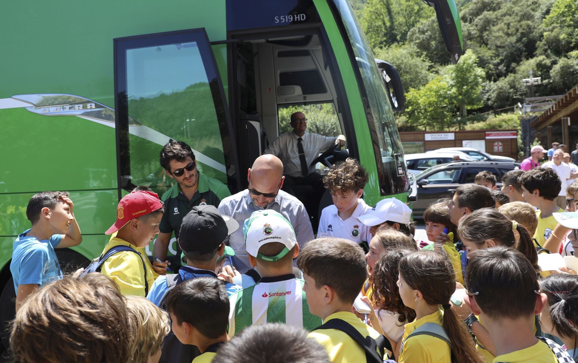 Los aficionados reciben a los jugadores del Racing.