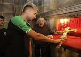 Juan Carlos Arana, junto al padre Óscar Solloa, en la sala del Lignum Crucis.